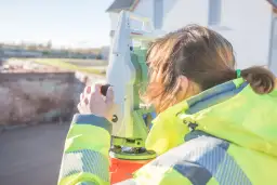 Ile kosztuje geodeta sądowy? Sprawdź ceny i uniknij wysokich opłat