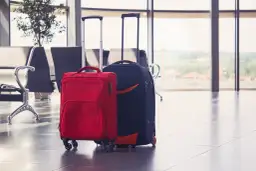 Jaką walizkę wybrać do samolotu, aby uniknąć dodatkowych opłat?