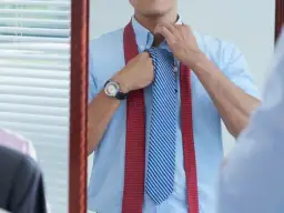 Dowiedz się dokąd ma sięgać krawat: zasady elegancji i dobrego stylu