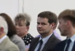 Jak zostać prezesem spółdzielni mieszkaniowej? Kluczowe wymagania i umiejętności