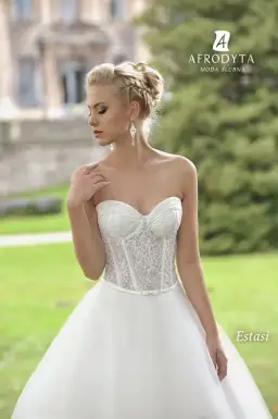 Jaki dekolt sukni ślubnej do małego biustu? 5 najlepszych opcji