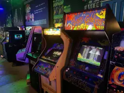 Gry arcade co to znaczy? Odkryj ich fascynujący świat i historię