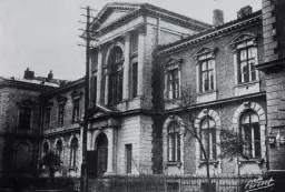 Ząb w drugim rzędzie? Co robić, gdy rośnie poza łukiem?