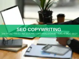 Biurko z laptopem, notatnikami i kalkulatorem. Zielony pasek z napisem "SEO COPYWRITING. Jak pisać treści na stronę i optymalizować teksty pod SEO?".