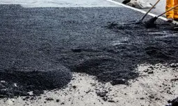 Jak położyć asfalt na zimno - proste kroki do skutecznej naprawy