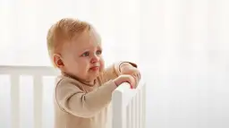 Lęk separacyjny u niemowląt objawy – jak je rozpoznać i zrozumieć