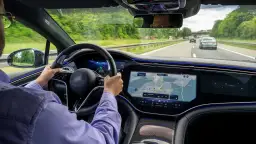 Wnętrze luksusowego samochodu, kierowca na autostradzie. Zastanawiasz się, jakie prawo jazdy na limuzyne? To auto z pewnością wymaga odpowiednich uprawnień.