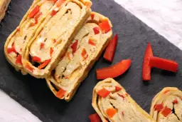 Roladki z jajek z papryką, idealne do tamago przepis. Smaczna przekąska na zimno i ciepło.