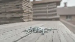 Gwoździe czy wkręty do łat – co wybrać, by uniknąć problemów?