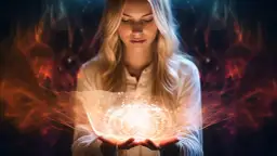 Kobieta z blond włosami trzyma w dłoniach świetlistą, wirującą energię.