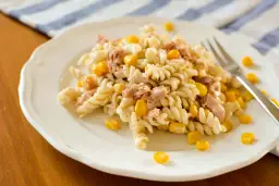 Sałatka z makaronu fusilli, tuńczyka i kukurydzy. Prosty przepis, jak zrobić sałatkę z tuńczyka na szybki obiad.