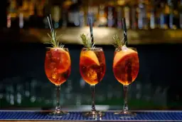  Jak pić aperol? Z czym łączyć ten włoski likier, by mieć idealny smak?