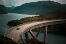 Długi przejazd autem lub autobusem – jak się przygotować i nie nudzić w drodze?