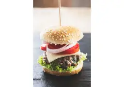 Ile kalorii ma hamburger? Zaskakujące różnice w kaloryczności