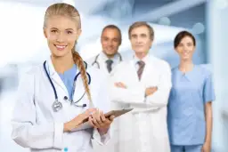 Jak zostać lekarzem po studiach? Kluczowe kroki do sukcesu