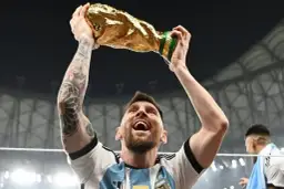 Messi, z pucharem mistrza świata w rękach, świętuje swój wielki mundial.