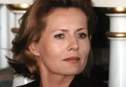 Portret Grażyny Szapołowskiej, ikony polskiego kina, z widocznymi zmarszczkami i niebieskimi oczami.