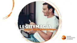 Mężczyzna z kartą i tabletem, szuka informacji, gdzie wyrobić legitymację o niepełnosprawności.