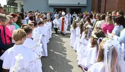 Ile dają goście na komunię? Sprawdź typowe kwoty i prezenty