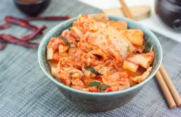 Kimchi: Co to jest? Odkryj smak, zdrowie i sekrety koreańskiej kiszonki