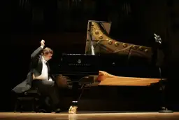 Krzysztof Jabłoński, pianista, w akcie tworzenia muzyki przy fortepianie Steinway. Data urodzenia artysty nie jest widoczna.