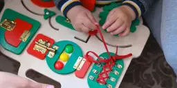 Zabawy sensoryczne dla 3-latka w domu: Rozwój i spokój malucha