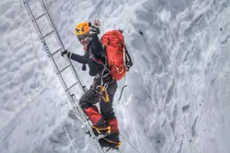 Wspinaczka po drabinie na lodowcu, wspinaczka to pzu sporty wysokiego ryzyka.