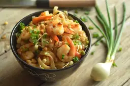 Smak Tajlandii na talerzu - makaron ryżowy z kurczakiem na kolację