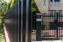 Słupek antracyt: typy, zastosowania i jak wpasować w nowoczesną architekturę?