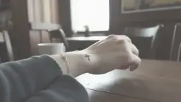 Tatuaż krzyż na nadgarstku znaczenie - co naprawdę symbolizuje?
