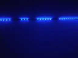 Niebieska taśma led nie świeci cała, widać przerwy między zapalonymi diodami.
