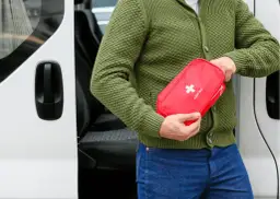 Apteczka samochodowa: Co wyrzucić, by ratować życie?