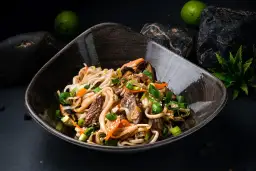 Pyszny makaron udon z wołowiną i warzywami, idealny przepis na szybki obiad.