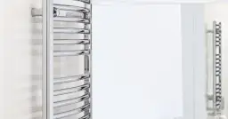 Jak dobrać moc grzejnika do łazienki, by uniknąć zimna i wilgoci