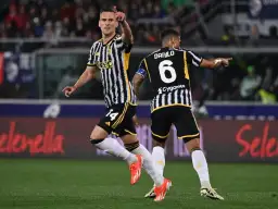 Piłkarze Juventusu w czarno-białych strojach świętują bramkę. Jeden z nich, z numerem 14, wskazuje palcem w górę. Ciekawe, ile zarabia Milik w Juventusie, gdy tak cieszy się z gry.