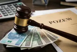 Młotek sędziowski na banknotach i dokumentach z napisem "POZEW". Zastanawiasz się, ile kosztuje złożenie apelacji w sądzie?