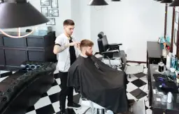 Tani fryzjer męski w Warszawie: gdzie zaoszczędzisz na strzyżeniu