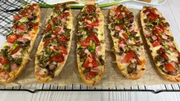 Pyszna zapiekanka z szynką i pieczarkami - łatwy przepis na obiad