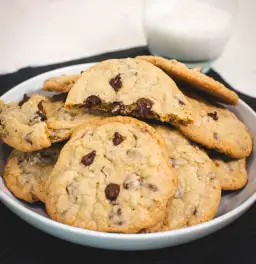 Jak zrobić pyszne ciastka z czekoladą – prosty przepis krok po kroku