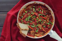 Jak zrobić pyszną szakszukę wege? Najlepszy przepis na wegański klasyk