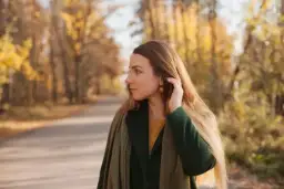 Jakie kolory szalika do zielonego płaszcza, aby wyglądać stylowo?