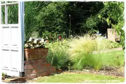 Kreatywne pomysły na stare drzwi w ogrodzie – tanie i efektowne dekoracje DIY