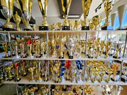 Trofea tenisowe z AMS Grawer – wyróżnij się na korcie