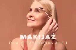 Elegancki makijaż dla 50 latki. Dojrzała kobieta z delikatnym uśmiechem poprawia brwi szczoteczką.