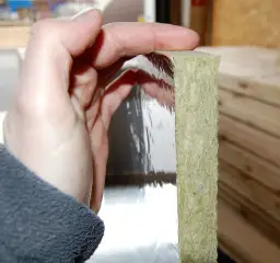 Jaka wełna do izolacji sauny, aby uniknąć problemów z wilgocią?