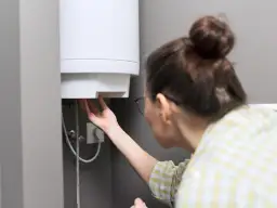 Przepływowy podgrzewacz wody czy bojler elektryczny – co wybrać, aby zaoszczędzić?