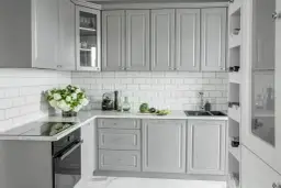 Szara kuchnia: Jakie panele? Wybierz styl i uniknij błędów!