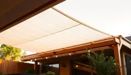 Jak zrobić rolety do altany i oszczędzić na kosztach montażu