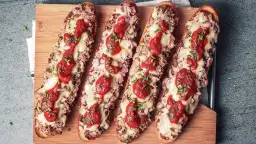 Szybka zapiekanka z bagietki z szynką i serem - idealna na kolację