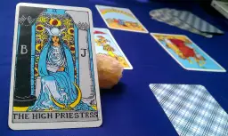 Tarot online tak czy nie - prawda o wróżbach internetowych i skuteczności